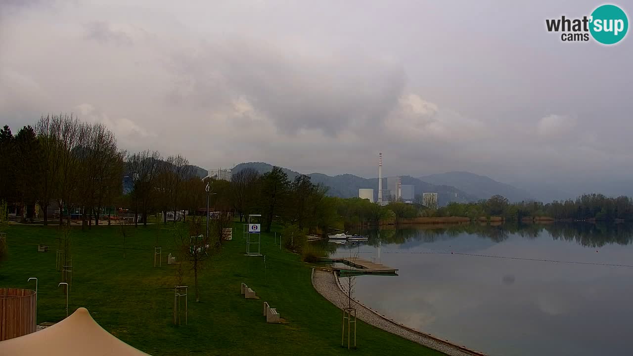 Spletna kamera Velenjsko jezero – Pogled v živo z Velenjske plaže