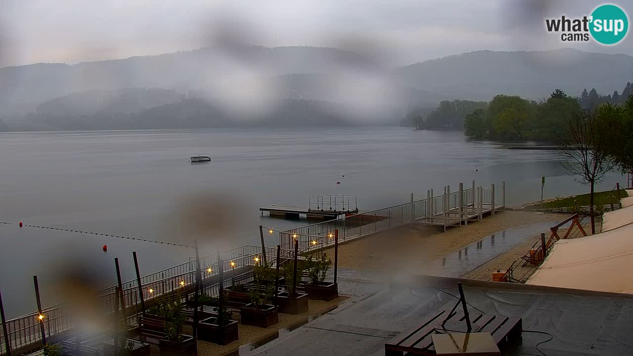 Spletna kamera Velenjsko jezero – Pogled v živo z Velenjske plaže