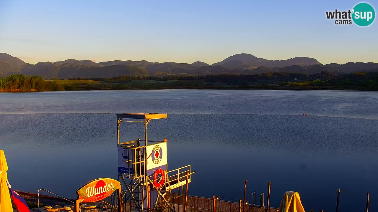 Spletna kamera Velenjsko jezero – Pogled v živo z Velenjske plaže