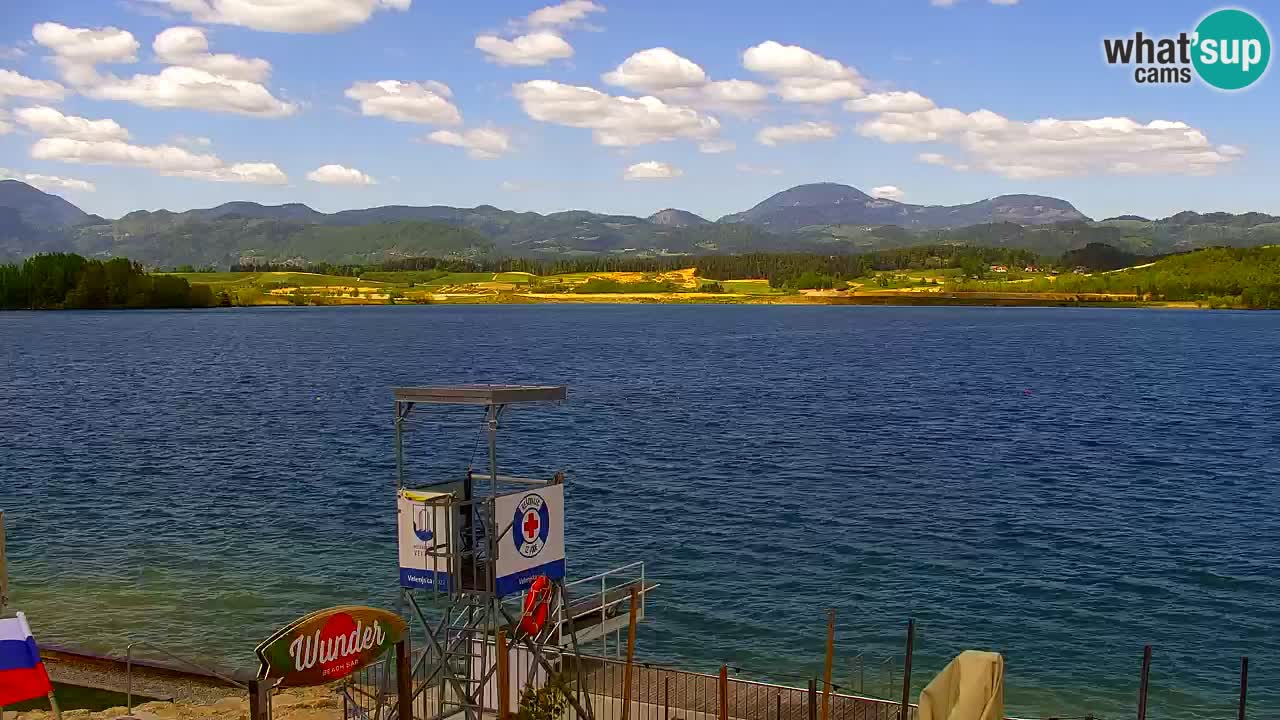 Spletna kamera Velenjsko jezero – Pogled v živo z Velenjske plaže