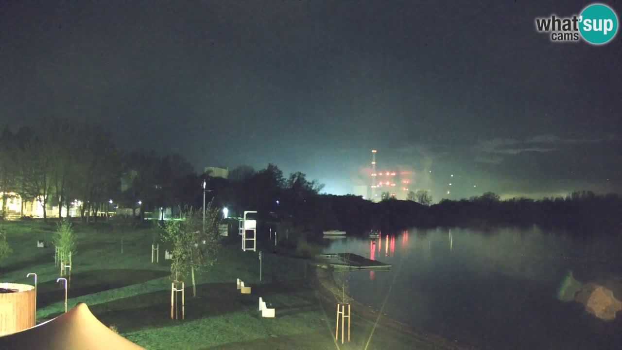 Spletna kamera Velenjsko jezero – Pogled v živo z Velenjske plaže