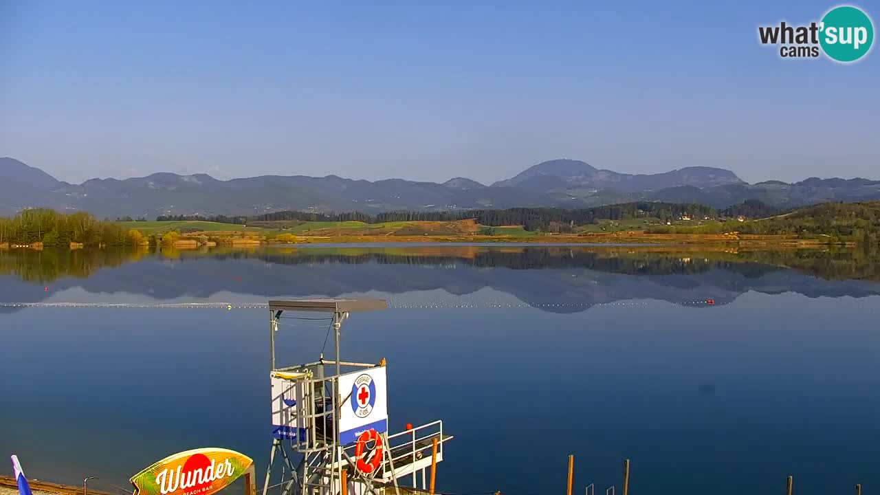 Spletna kamera Velenjsko jezero – Pogled v živo z Velenjske plaže
