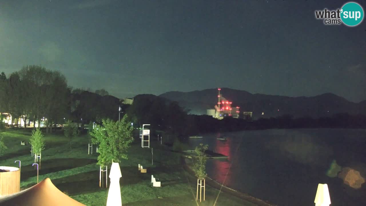 Spletna kamera Velenjsko jezero – Pogled v živo z Velenjske plaže