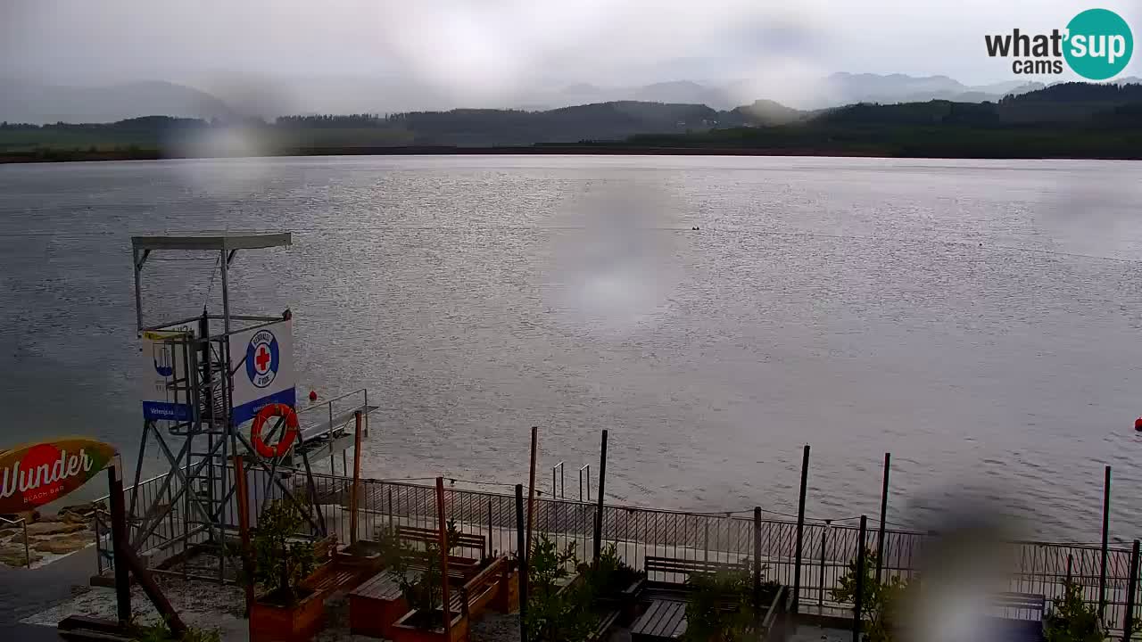 Spletna kamera Velenjsko jezero – Pogled v živo z Velenjske plaže