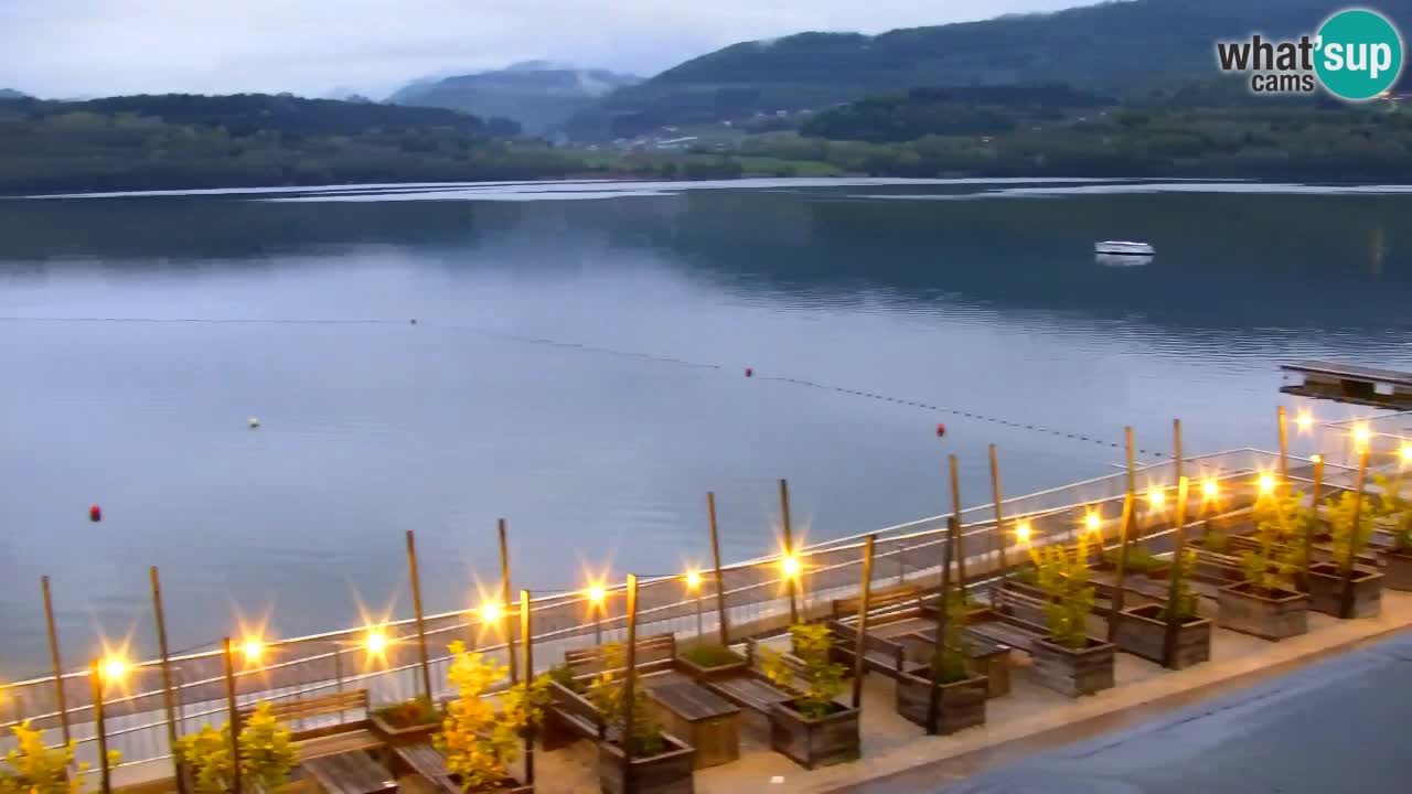 Spletna kamera Velenjsko jezero – Pogled v živo z Velenjske plaže