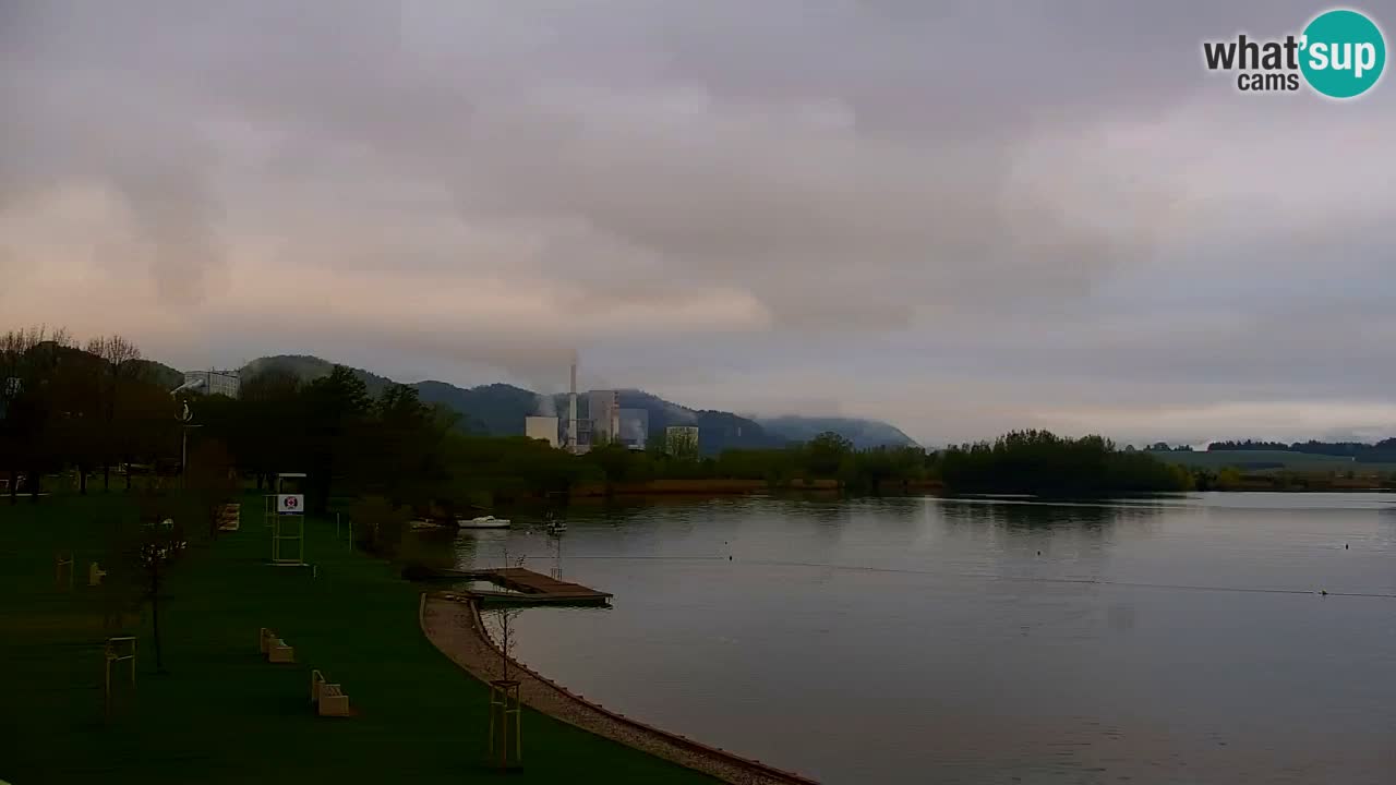 Spletna kamera Velenjsko jezero – Pogled v živo z Velenjske plaže