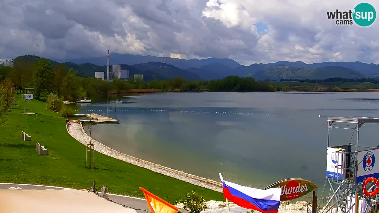 Spletna kamera Velenjsko jezero – Pogled v živo z Velenjske plaže