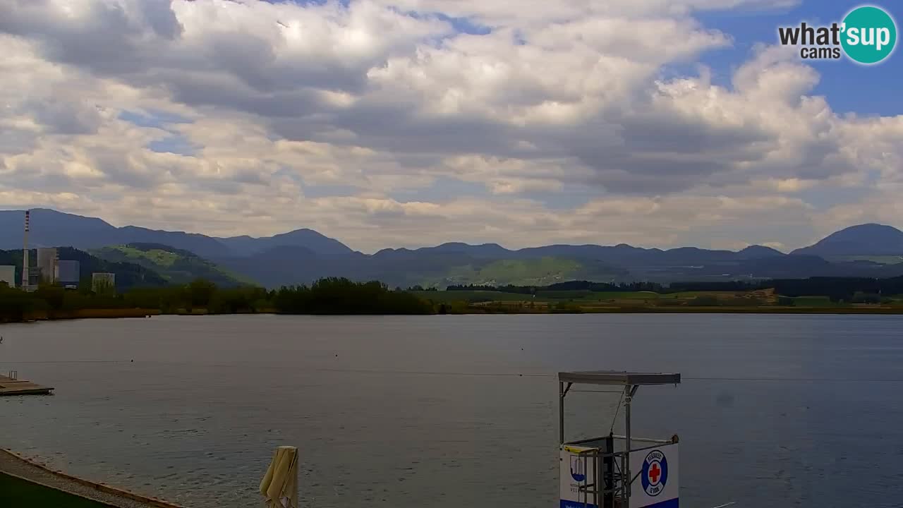 Spletna kamera Velenjsko jezero – Pogled v živo z Velenjske plaže