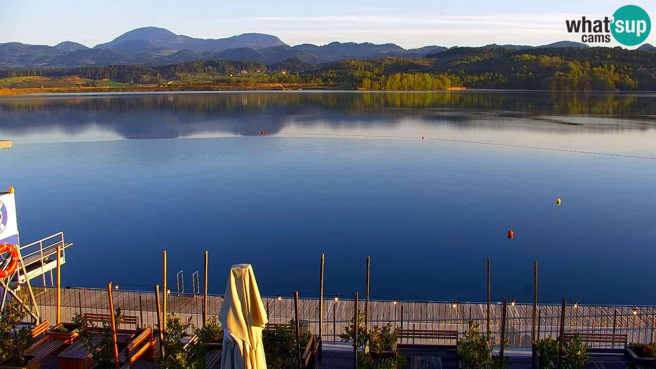 Spletna kamera Velenjsko jezero – Pogled v živo z Velenjske plaže