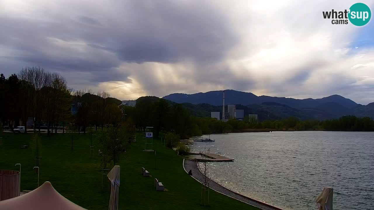 Spletna kamera Velenjsko jezero – Pogled v živo z Velenjske plaže