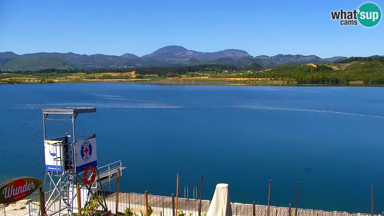 Spletna kamera Velenjsko jezero – Pogled v živo z Velenjske plaže