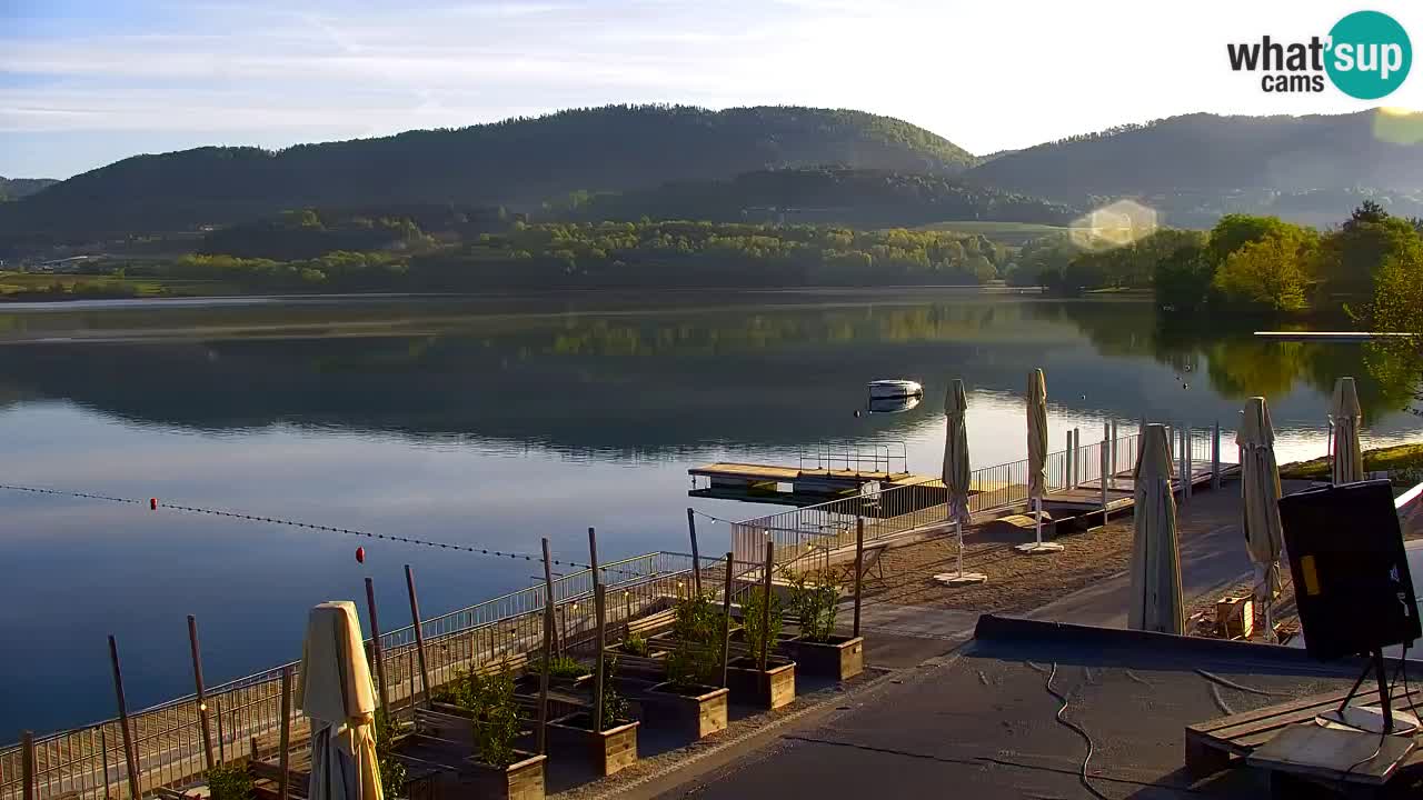 Spletna kamera Velenjsko jezero – Pogled v živo z Velenjske plaže