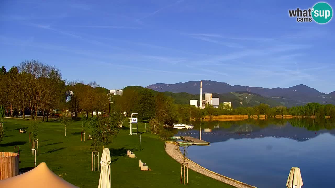 Spletna kamera Velenjsko jezero – Pogled v živo z Velenjske plaže