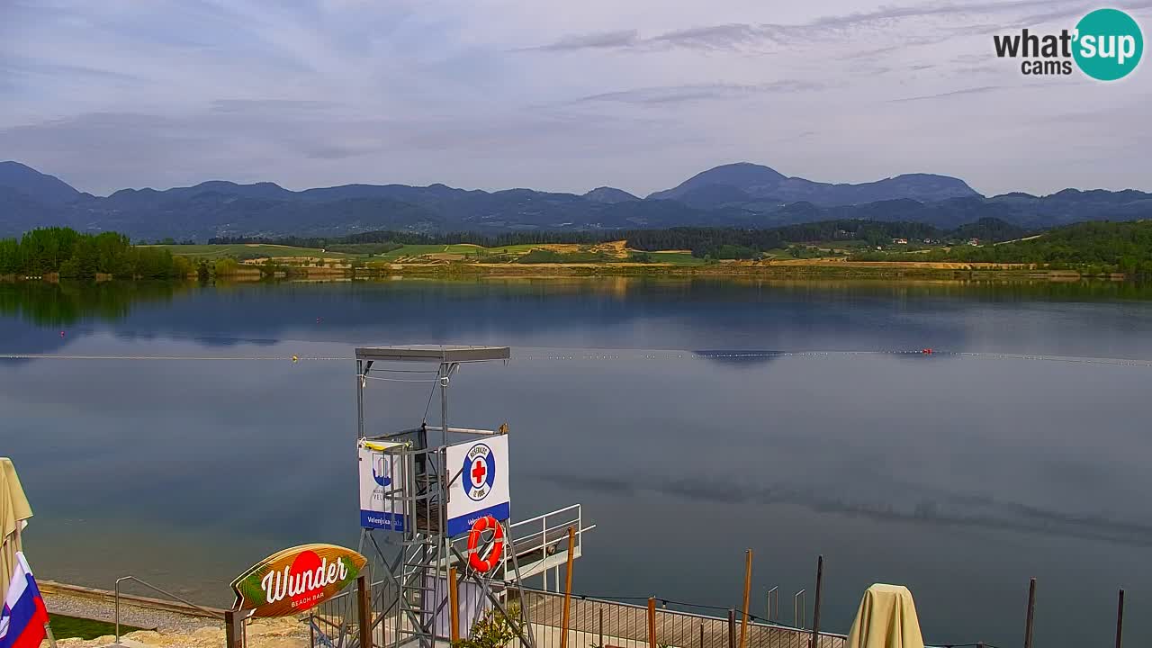 Spletna kamera Velenjsko jezero – Pogled v živo z Velenjske plaže