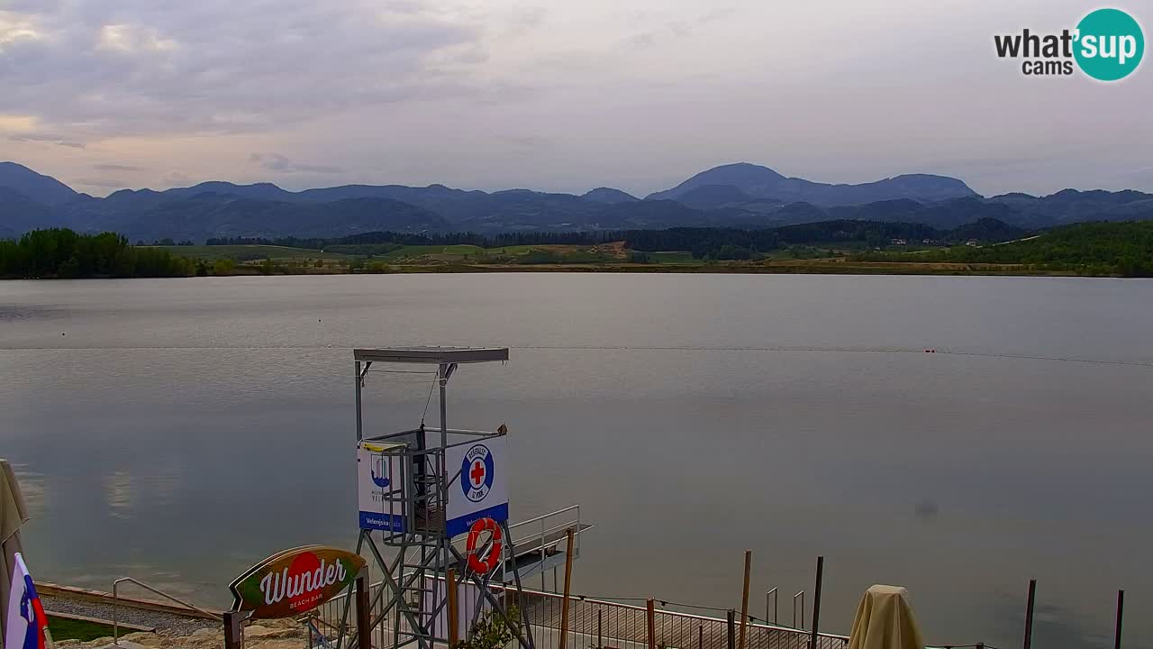 Spletna kamera Velenjsko jezero – Pogled v živo z Velenjske plaže