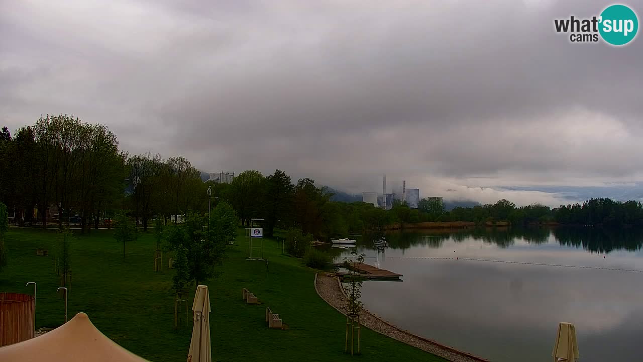 Spletna kamera Velenjsko jezero – Pogled v živo z Velenjske plaže