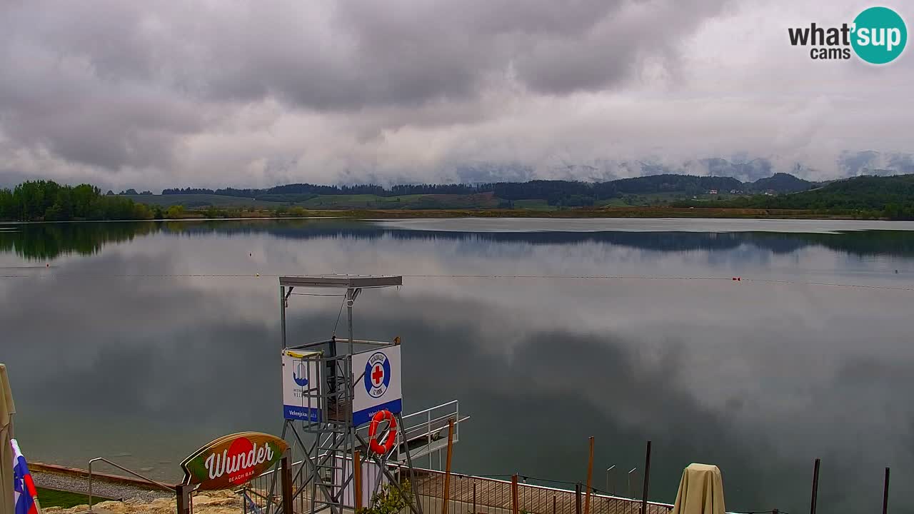 Spletna kamera Velenjsko jezero – Pogled v živo z Velenjske plaže