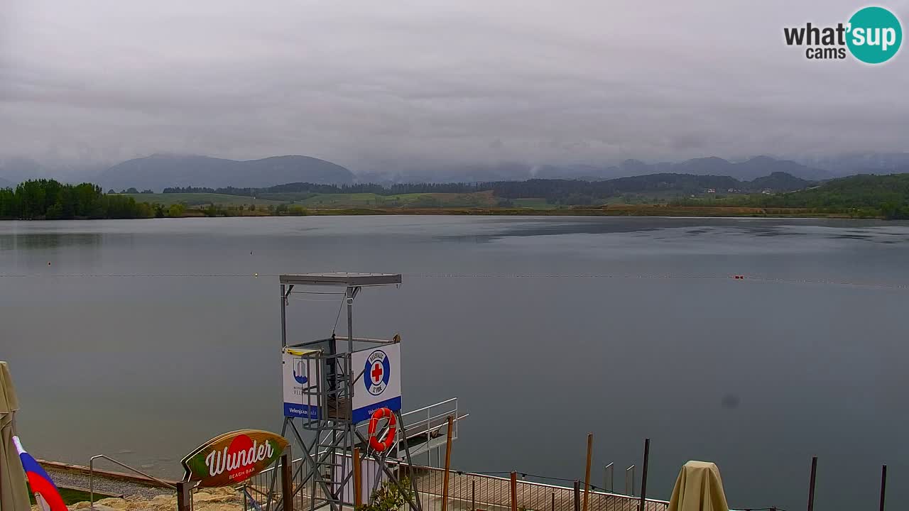 Spletna kamera Velenjsko jezero – Pogled v živo z Velenjske plaže