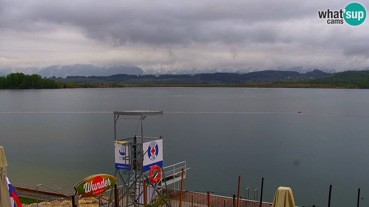 Spletna kamera Velenjsko jezero – Pogled v živo z Velenjske plaže