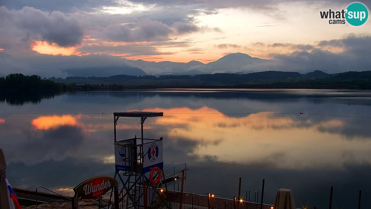 Spletna kamera Velenjsko jezero – Pogled v živo z Velenjske plaže