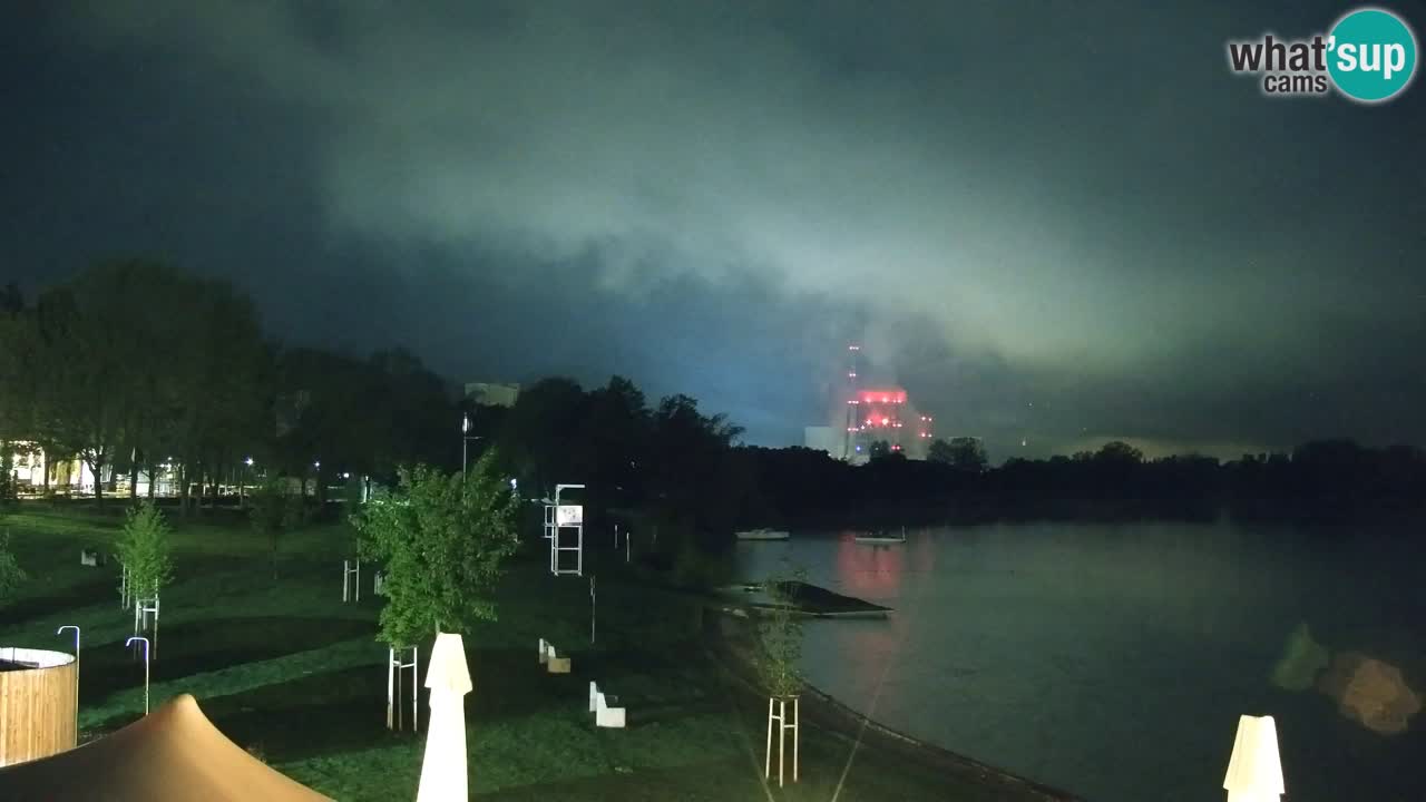 Spletna kamera Velenjsko jezero – Pogled v živo z Velenjske plaže
