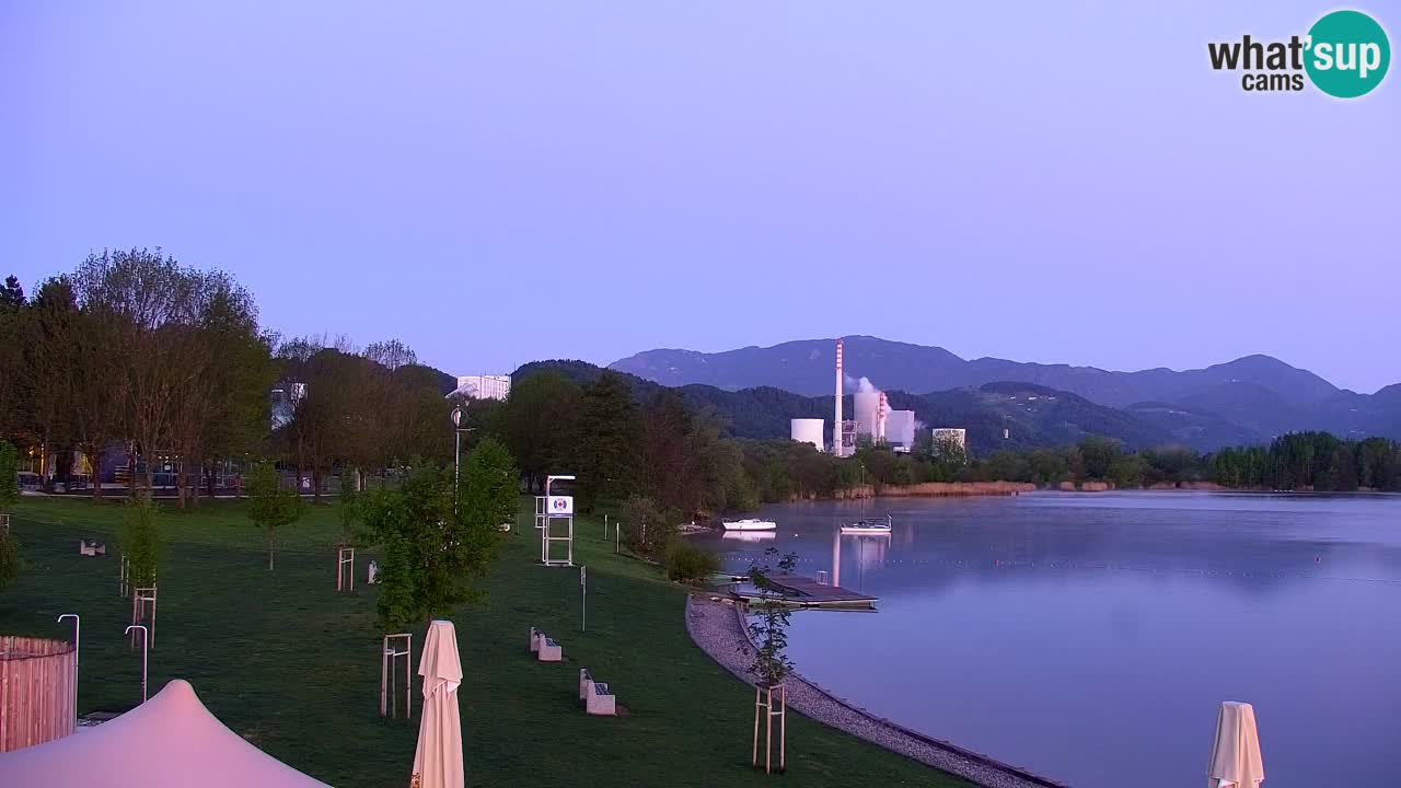 Spletna kamera Velenjsko jezero – Pogled v živo z Velenjske plaže