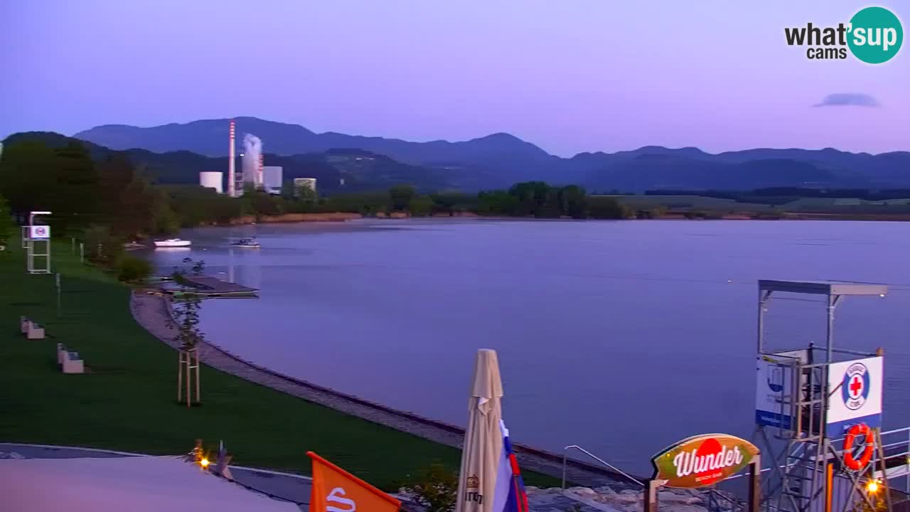 Spletna kamera Velenjsko jezero – Pogled v živo z Velenjske plaže