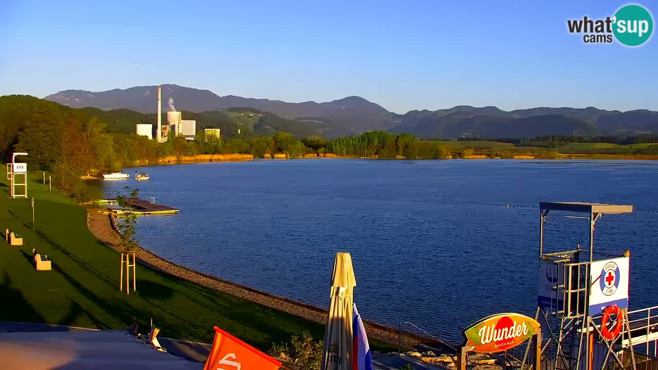 Spletna kamera Velenjsko jezero – Pogled v živo z Velenjske plaže