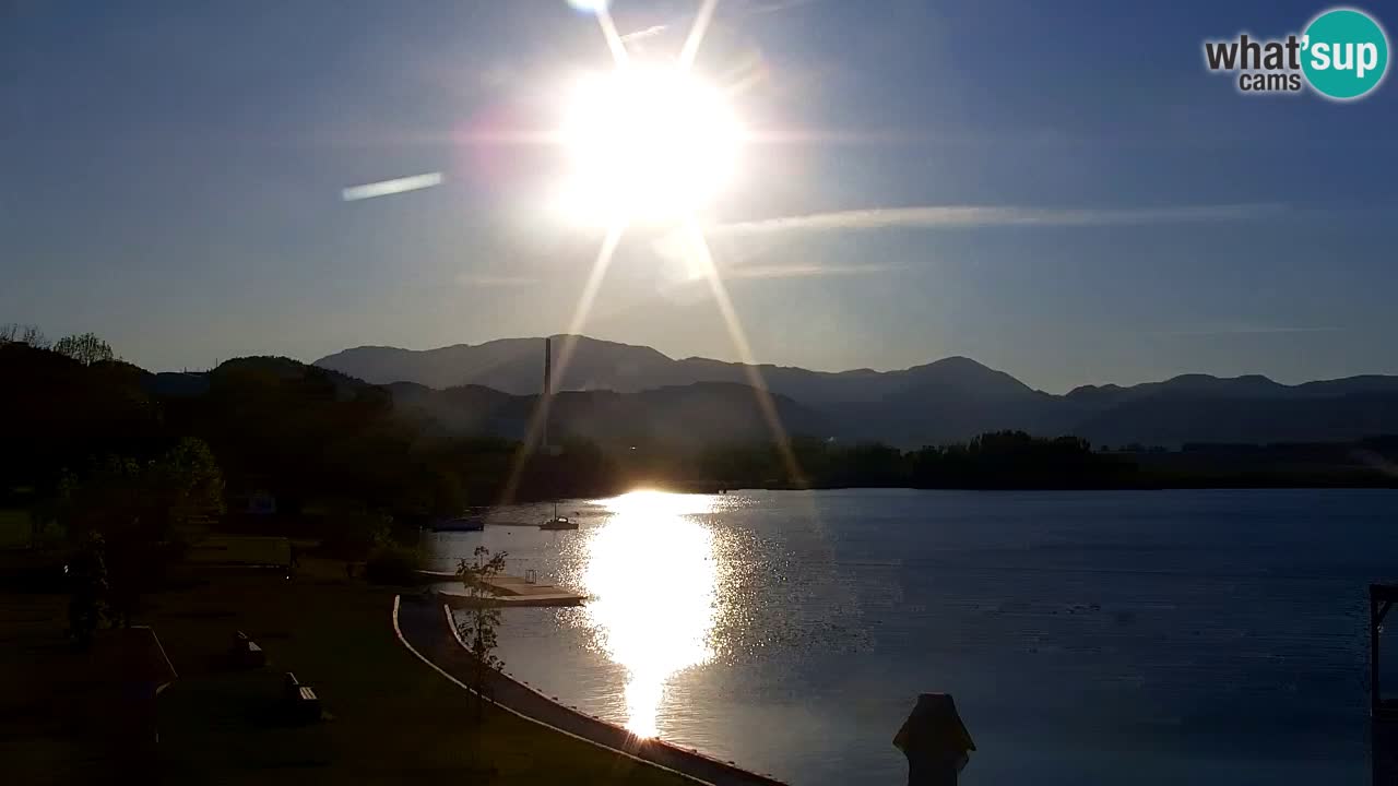 Spletna kamera Velenjsko jezero – Pogled v živo z Velenjske plaže