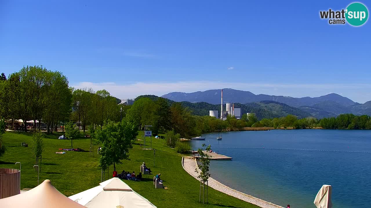 Spletna kamera Velenjsko jezero – Pogled v živo z Velenjske plaže