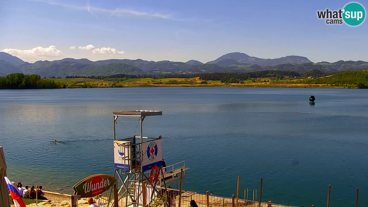 Spletna kamera Velenjsko jezero – Pogled v živo z Velenjske plaže