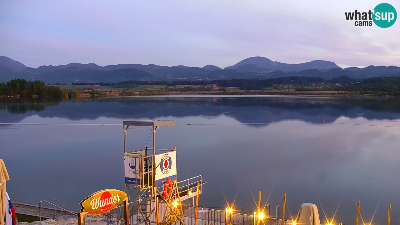 Spletna kamera Velenjsko jezero – Pogled v živo z Velenjske plaže