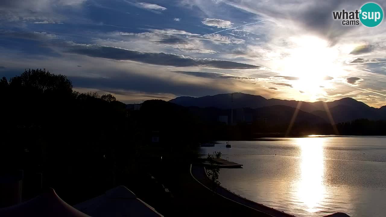 Spletna kamera Velenjsko jezero – Pogled v živo z Velenjske plaže