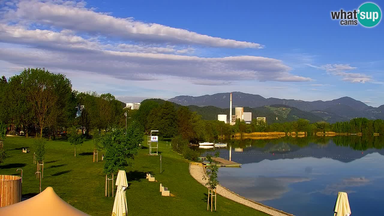 Spletna kamera Velenjsko jezero – Pogled v živo z Velenjske plaže