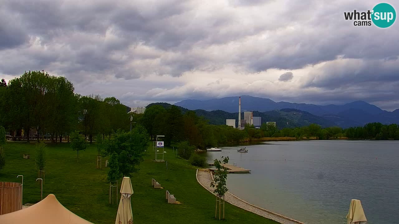 Spletna kamera Velenjsko jezero – Pogled v živo z Velenjske plaže