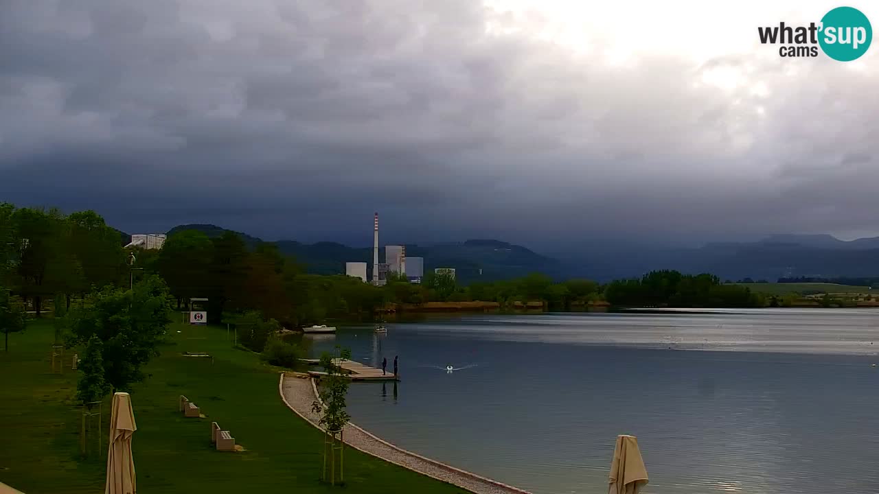 Spletna kamera Velenjsko jezero – Pogled v živo z Velenjske plaže