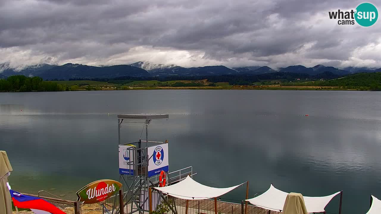 Spletna kamera Velenjsko jezero – Pogled v živo z Velenjske plaže