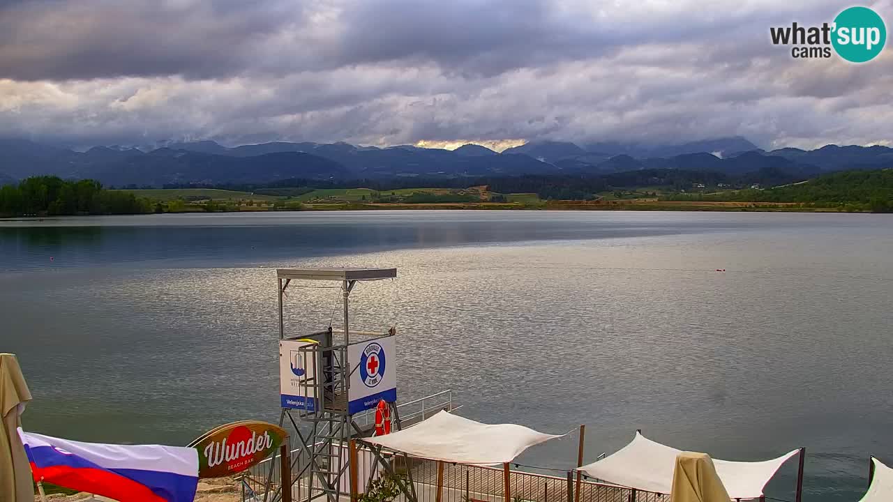 Spletna kamera Velenjsko jezero – Pogled v živo z Velenjske plaže