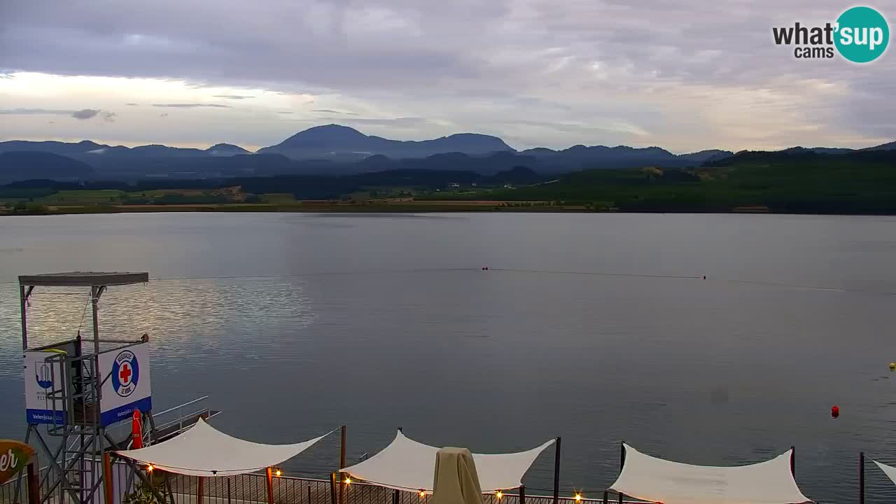 Spletna kamera Velenjsko jezero – Pogled v živo z Velenjske plaže