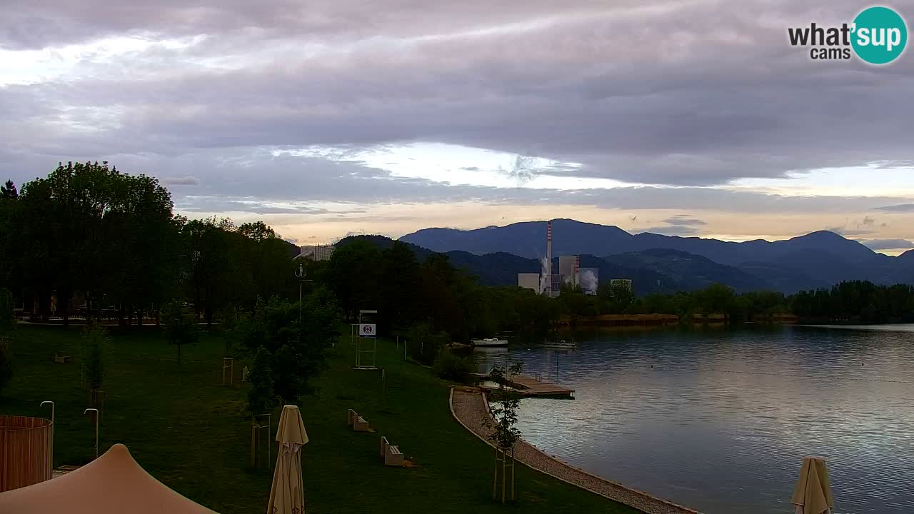 Spletna kamera Velenjsko jezero – Pogled v živo z Velenjske plaže