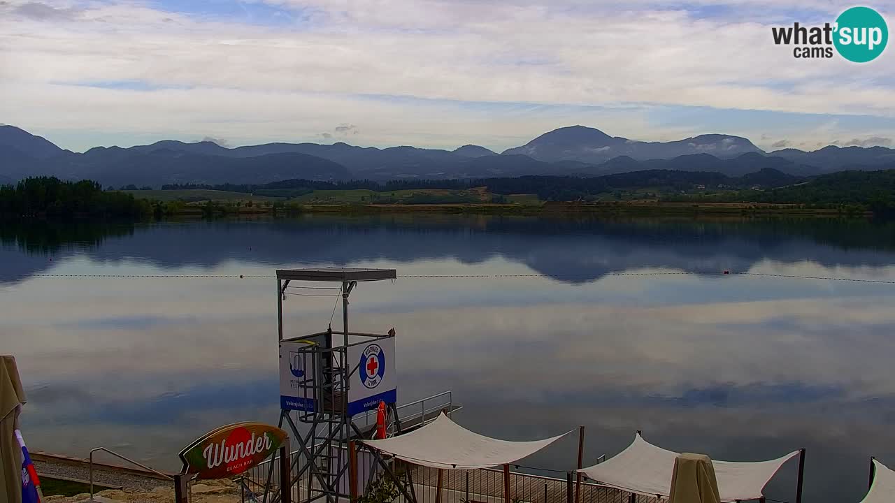 Spletna kamera Velenjsko jezero – Pogled v živo z Velenjske plaže
