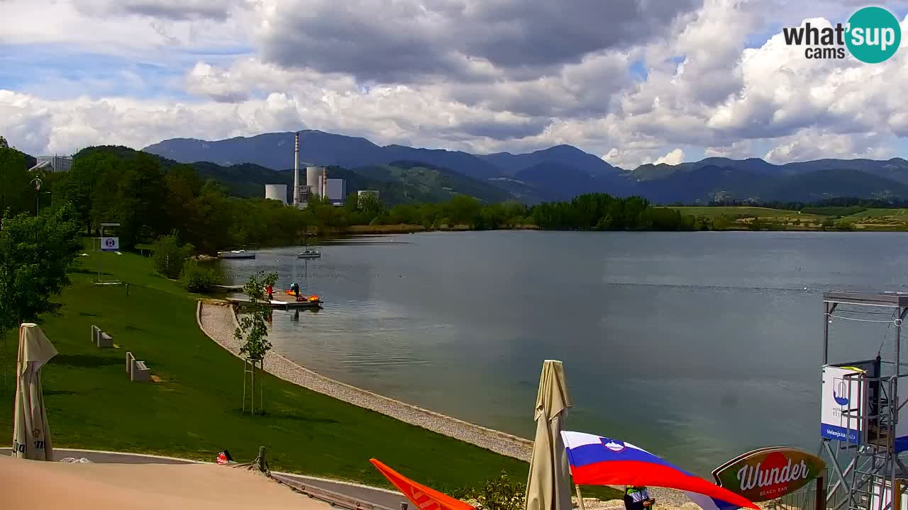 Spletna kamera Velenjsko jezero – Pogled v živo z Velenjske plaže