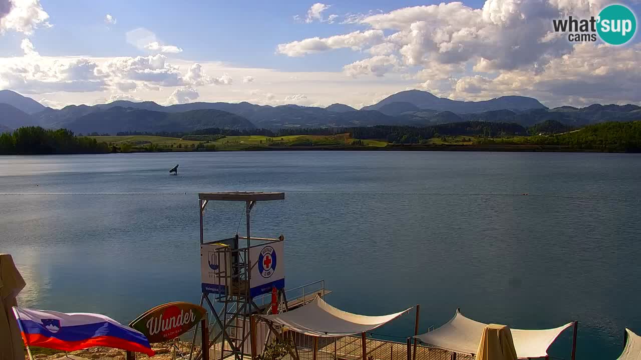 Spletna kamera Velenjsko jezero – Pogled v živo z Velenjske plaže