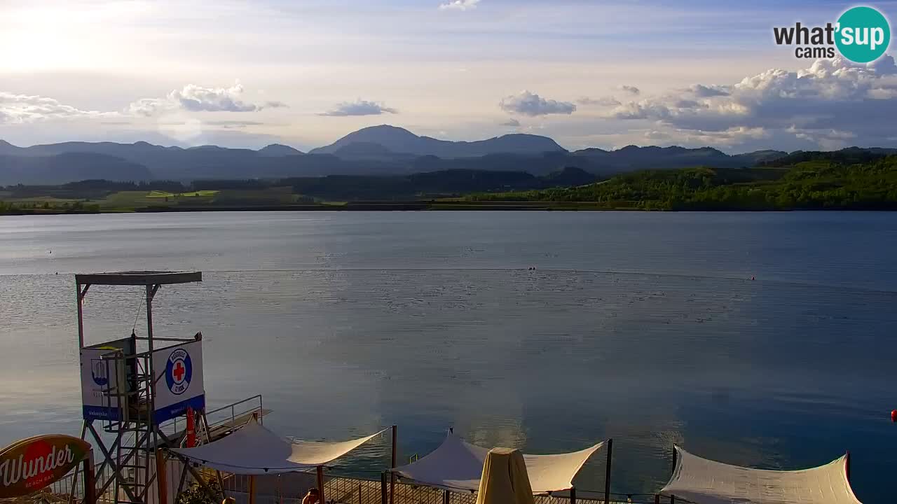 Spletna kamera Velenjsko jezero – Pogled v živo z Velenjske plaže