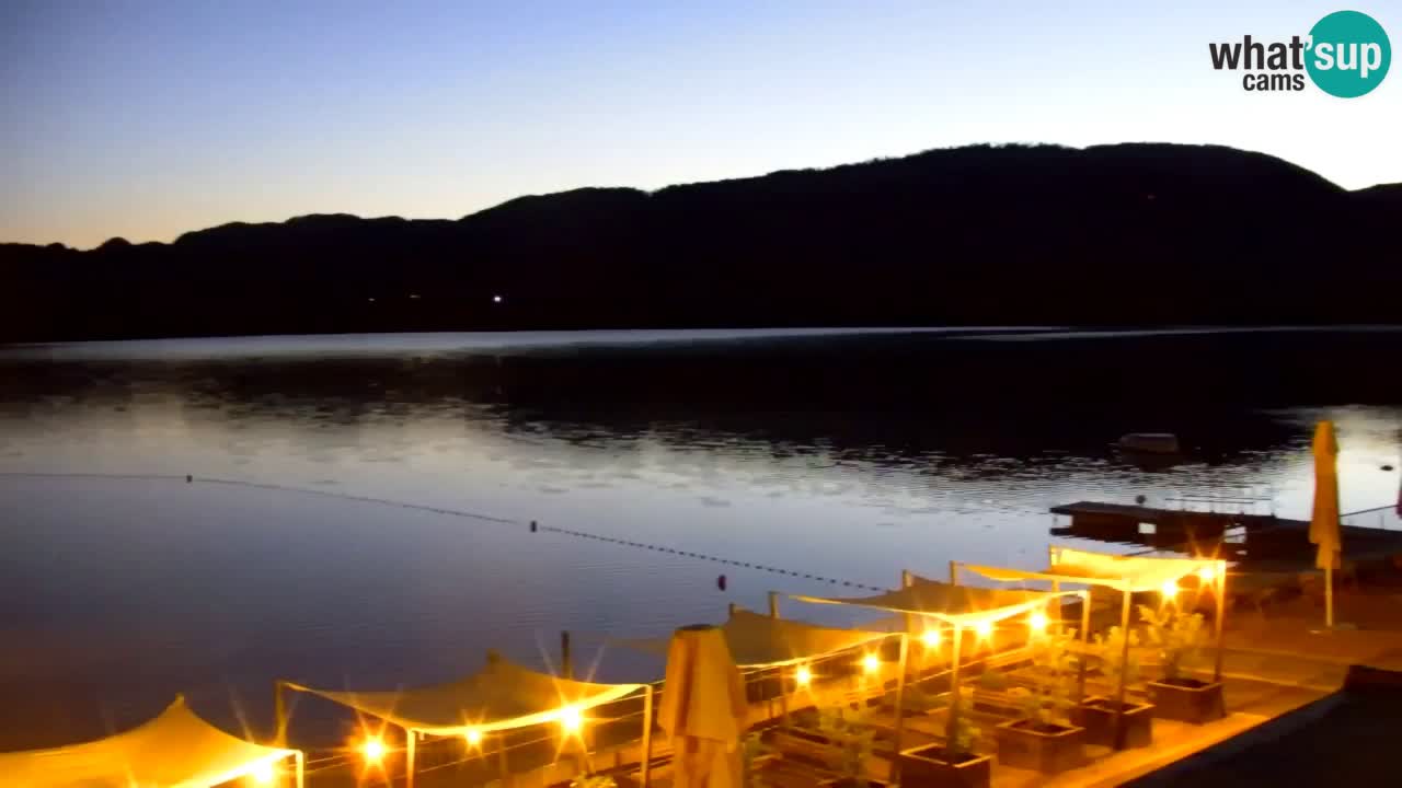 Spletna kamera Velenjsko jezero – Pogled v živo z Velenjske plaže