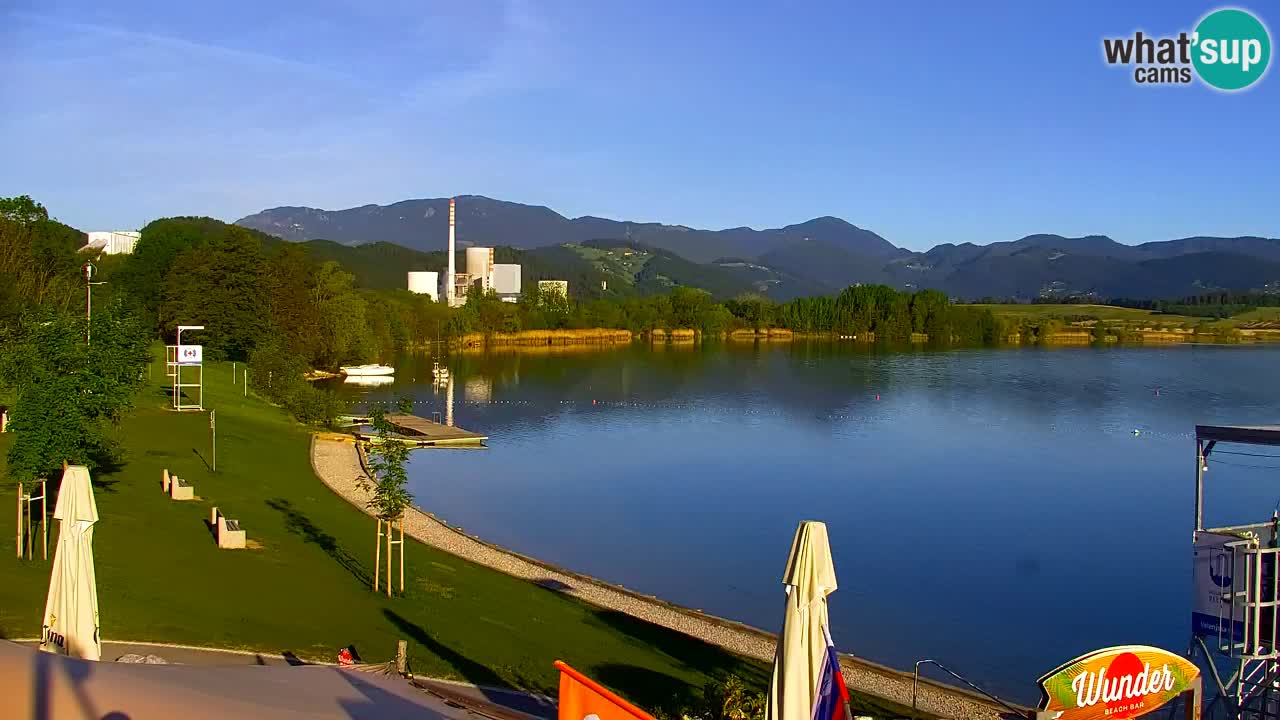Spletna kamera Velenjsko jezero – Pogled v živo z Velenjske plaže