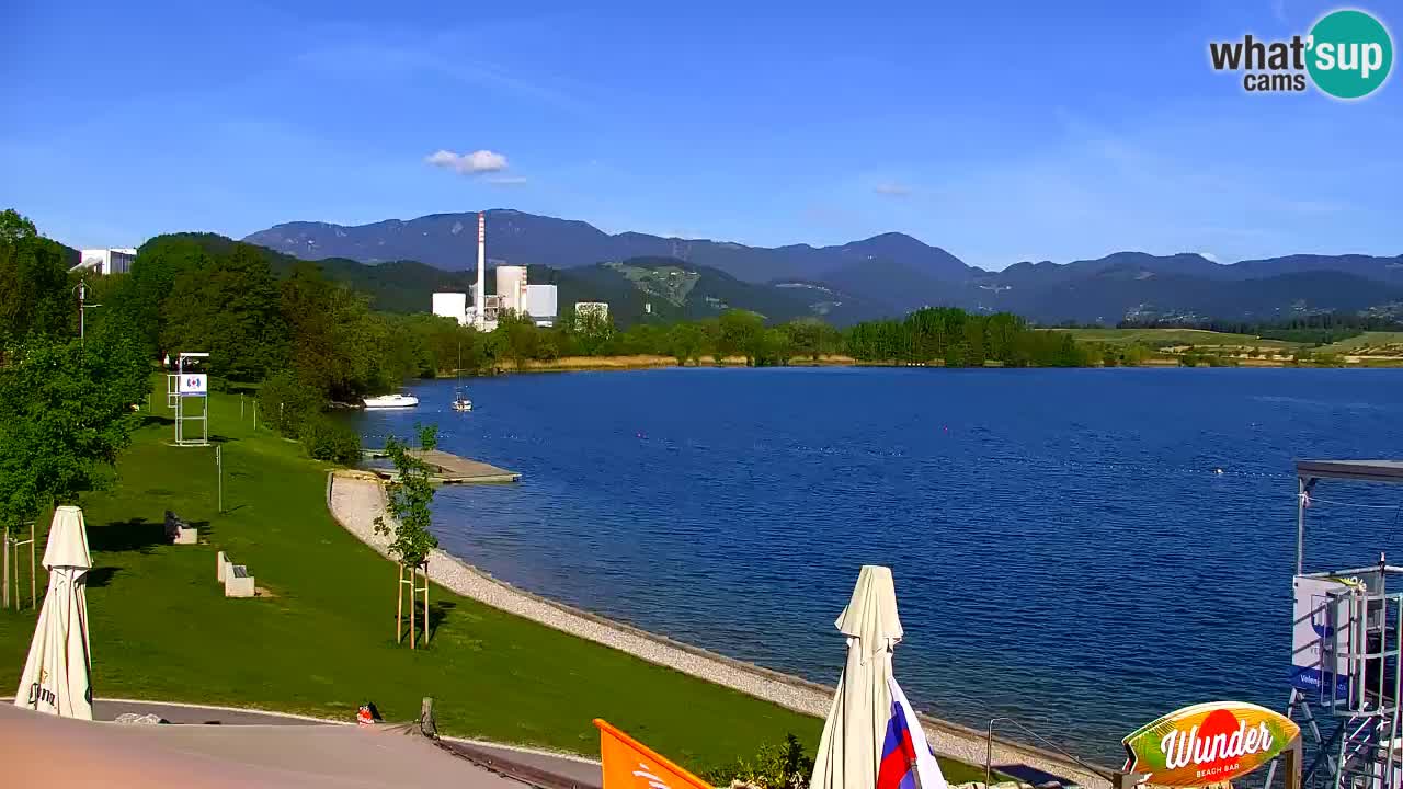 Spletna kamera Velenjsko jezero – Pogled v živo z Velenjske plaže
