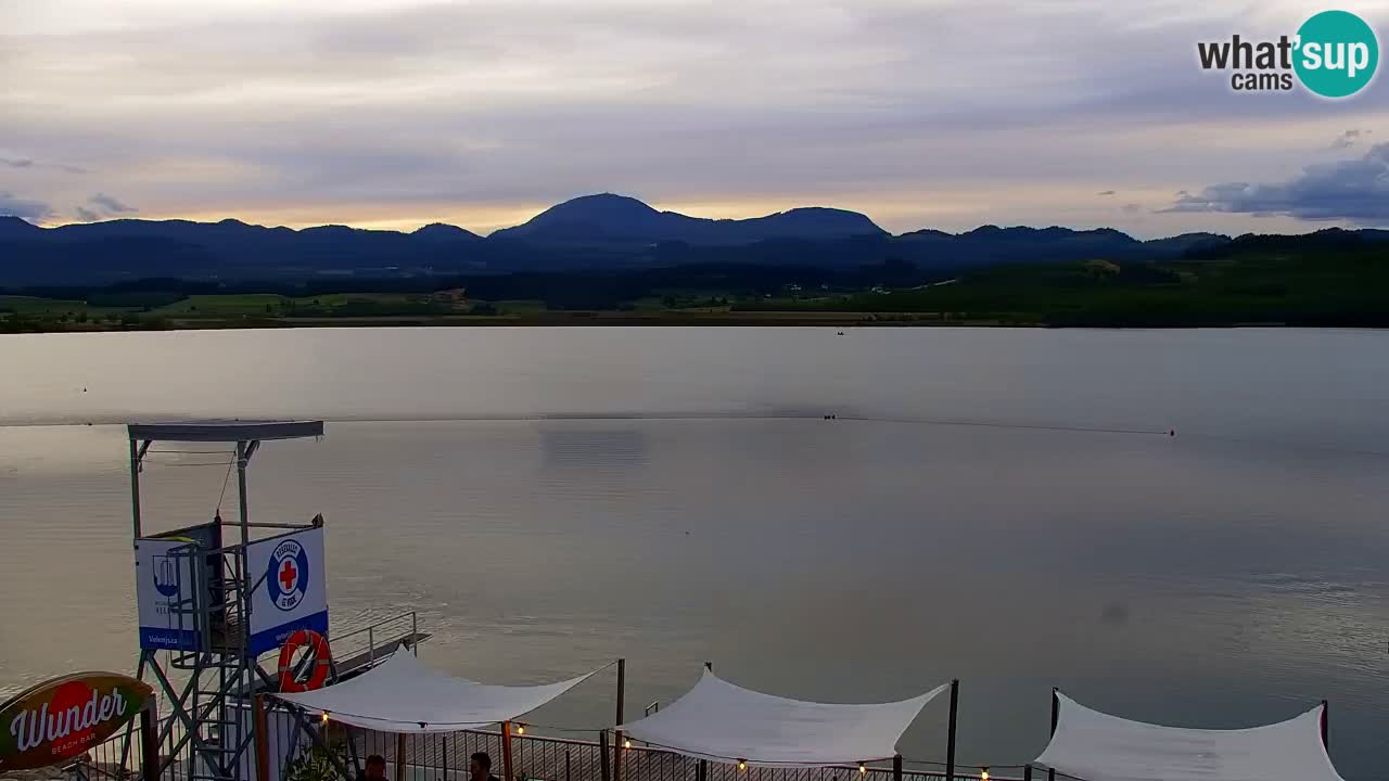 Spletna kamera Velenjsko jezero – Pogled v živo z Velenjske plaže