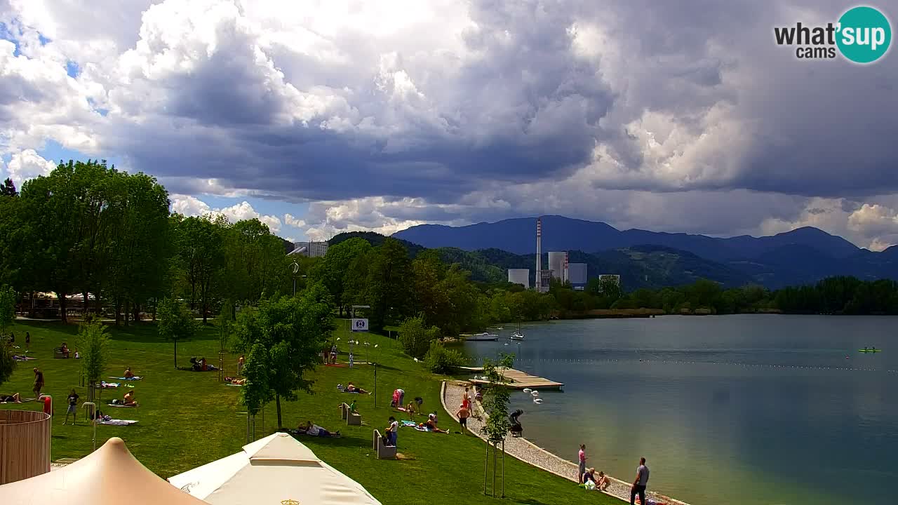 Spletna kamera Velenjsko jezero – Pogled v živo z Velenjske plaže