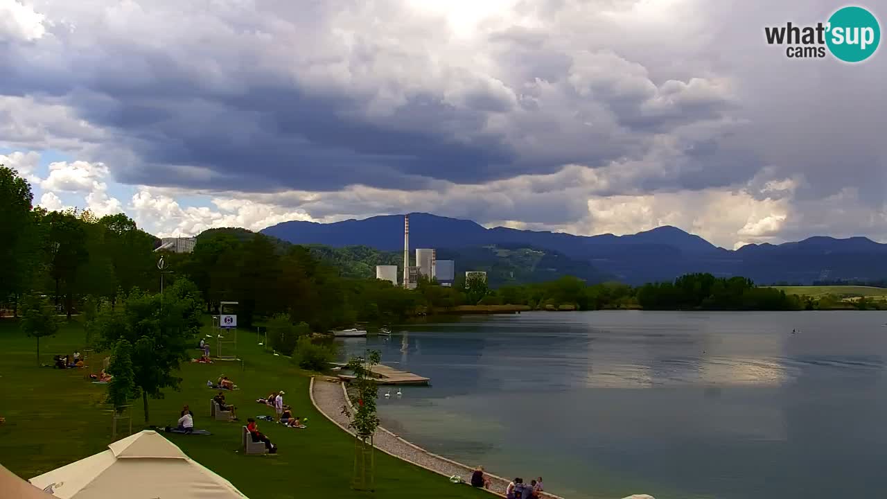 Spletna kamera Velenjsko jezero – Pogled v živo z Velenjske plaže